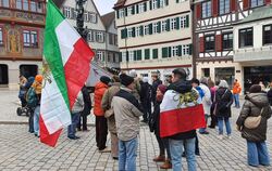 Über 200 Menschen kamen zur Kundgebung auf den Tübinger Marktplatz. Sie zeigten sich solidarisch mit den Protestierenden im Iran
