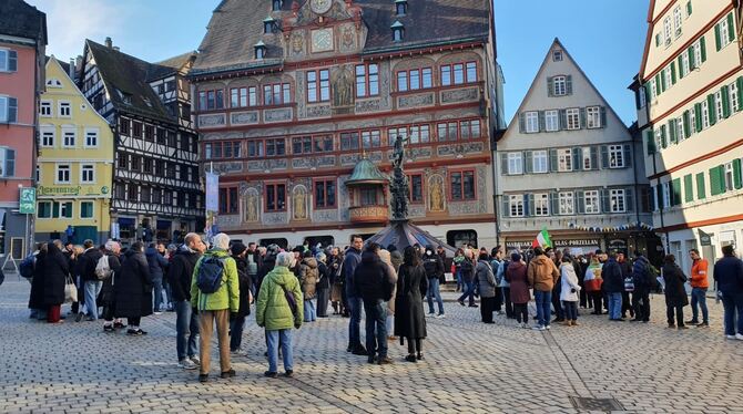 Nicht ganz voll wurde der Marktplatz in Tübingen am Samstagmittag. Mehrere Studenten luden zur Kundgebung ein.