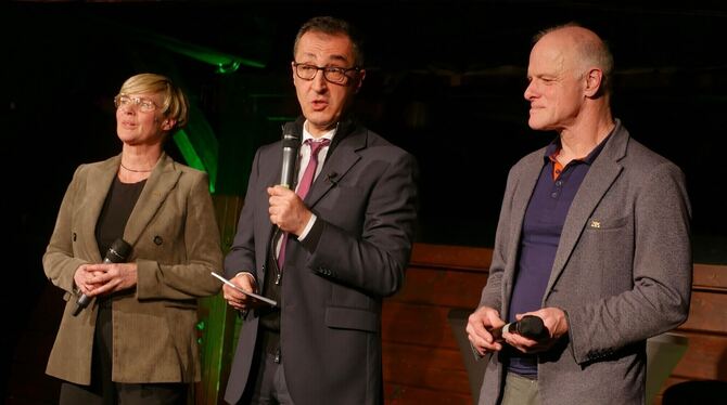 Das Grünen-Trio Cindy Holmberg, Cem Özdemir und Thomas Poreski überzeugte am Freitagabend in der Metzinger Festkelter.