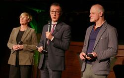 Das Grünen-Trio Cindy Holmberg, Cem Özdemir und Thomas Poreski überzeugte am Freitagabend in der Metzinger Festkelter.