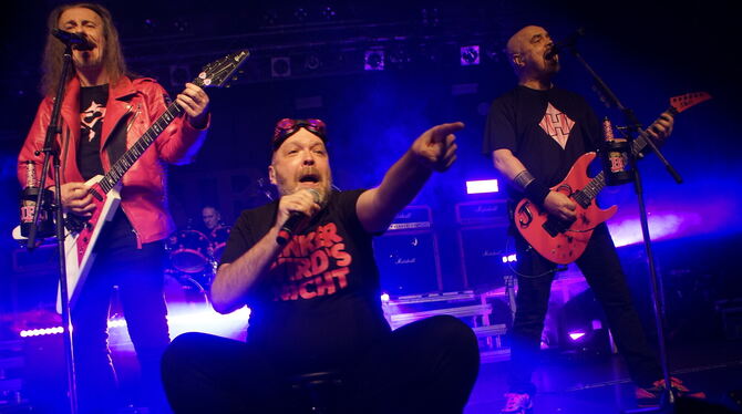 J.B.O. fahren auf der Bühne Bobbycar.