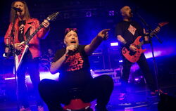 J.B.O. fahren auf der Bühne Bobbycar.