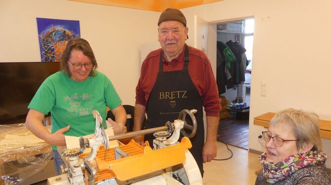 Der Nudelteig für die Maultaschen nach Kolpings- familienrezept wird selbst hergestellt und mehrfach gewalzt. FOTO: SANDER