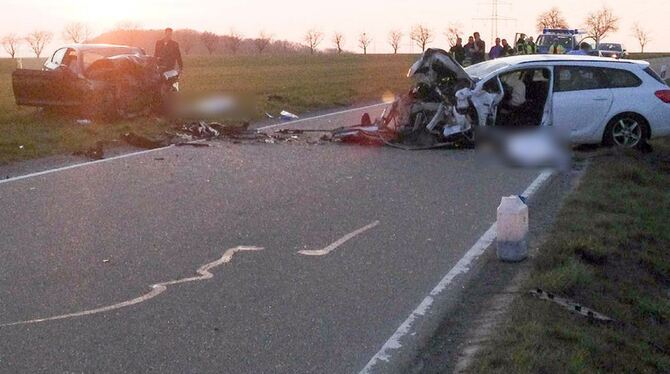 Bei einem schweren Unfall in der Nähe von Kupferzell (Hohenlohekreis) sind am 8. April 2015 zwei Menschen ums Leben gekommen. Na Bei einem schweren Unfall in der Nähe von Kupferzell (Hohenlohekreis) sind am 8. April 2015 zwei Menschen ums Leben gekommen. Na