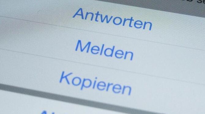 Die Menüpunkte Antworten, Melden, Kopieren und Abbrechen unter einem Facebook-Eintrag. Foto: Peer Grimm/Archiv Die Menüpunkte Antworten, Melden, Kopieren und Abbrechen unter einem Facebook-Eintrag. Foto: Peer Grimm/Archiv