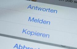 Die Menüpunkte Antworten, Melden, Kopieren und Abbrechen unter einem Facebook-Eintrag. Foto: Peer Grimm/Archiv