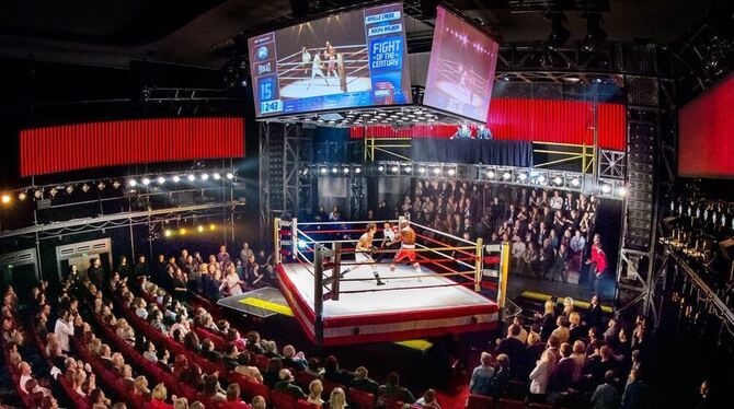 Spektakuläre Technik: Der Theatersaal wird bei »Rocky – Das Musical« zur Box-Arena. FOTO: STAGE ENTERTAINMENT Spektakuläre Technik: Der Theatersaal wird bei »Rocky – Das Musical« zur Box-Arena. FOTO: STAGE ENTERTAINMENT