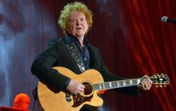 Mit einer Retro-Show begeisterte Hucknall sein Publikum, das sich durch die berühmten Songs an alte Zeiten erinnert fühlte. FOTO