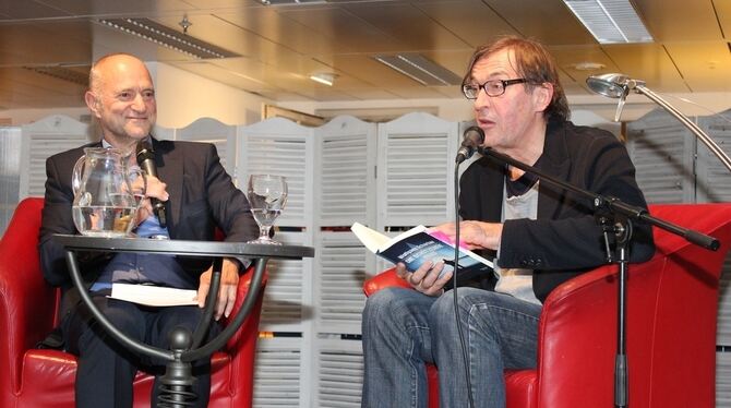 Wolfgang Schorlau hat Zweifel an den offiziellen NSU-Ermittlungsergebnissen. Wolfgang Niess (links) findet’s spannend. FOTO: SCH Wolfgang Schorlau hat Zweifel an den offiziellen NSU-Ermittlungsergebnissen. Wolfgang Niess (links) findet’s spannend. FOTO: SCH