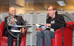 Wolfgang Schorlau hat Zweifel an den offiziellen NSU-Ermittlungsergebnissen. Wolfgang Niess (links) findet’s spannend. FOTO: SCH