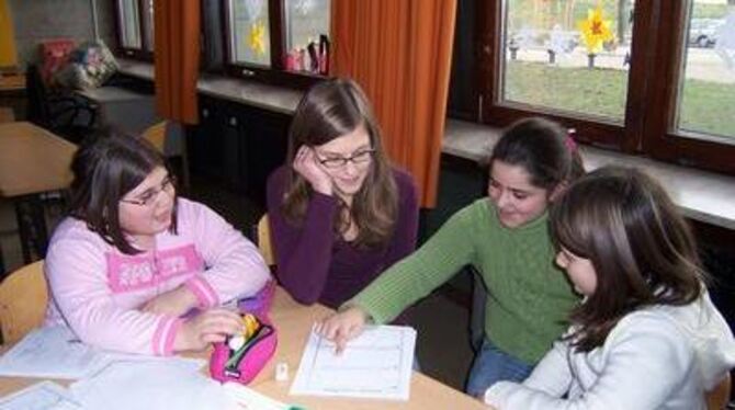 Im Projekt »Hauptschule trifft Gymnasium« finden Schüler Hilfe bei Schülern. FOTO: TBÖ