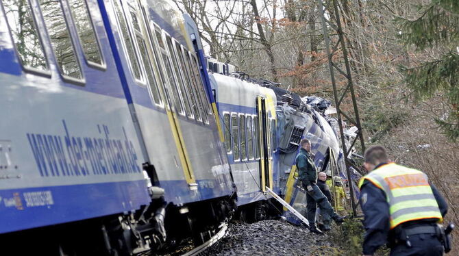 Rettungskräfte an der Unfallstelle eines Zugunglücks in der Nähe von Bad Aibling Rettungskräfte an der Unfallstelle eines Zugunglücks in der Nähe von Bad Aibling
