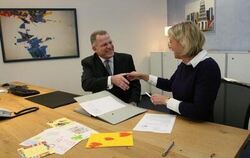 Zwei, die sich freuen: Transline Geschäftsführer Wolfgang Sturz und die Rektorin der Hohbuchschule Angelika Mehnert. GEA-FOTO