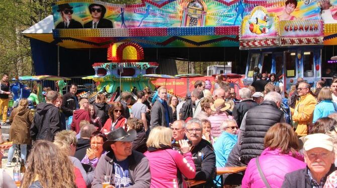 Bei schönstem Frühlingswetter war das Fest an der Bärenhöhle bei Erpfingen gestern ein absoluter Besuchermagnet. FOTO: LEIPPERT