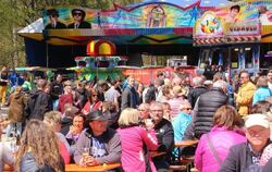 Bei schönstem Frühlingswetter war das Fest an der Bärenhöhle bei Erpfingen gestern ein absoluter Besuchermagnet. FOTO: LEIPPERT