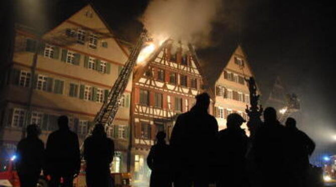 Partygänger verfolgten entsetzt die Löscharbeiten auf dem Marktplatz. GEA-FOTO: SCHREIER