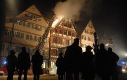 Partygänger verfolgten entsetzt die Löscharbeiten auf dem Marktplatz. GEA-FOTO: SCHREIER